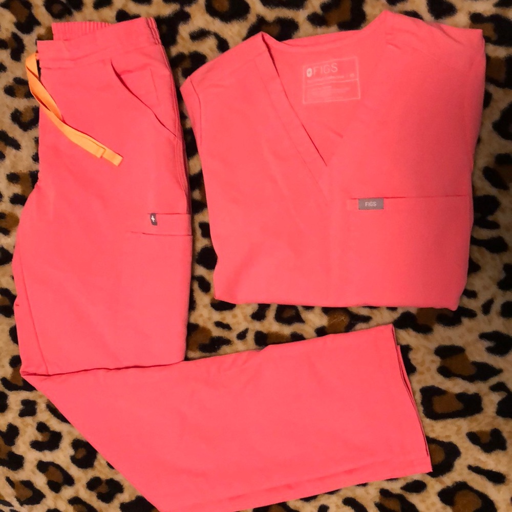 Figs xs neon pink set